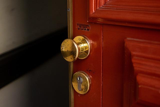 2. Znáte zámečníka, který přijede do 20 minut a opraví vaše zaseklé dveře rychle a profesionálně?